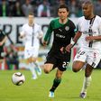João Paulo em duelo com Hélder Postiga  no empate (1-1) entre Vitória e Sporting, no D. Afonso Henriques, 3 de abril de 2011 
(foto A BOLA)