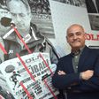 Rui Mota ao lado de uma fotografia de Sven-Goran Eriksson na redação d'A BOLA - Ffoto: Miguel Nunes