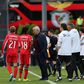 Mourinho durante o jogo entre Benfica e Famalicão — Foto: Estela Silva/Lusa