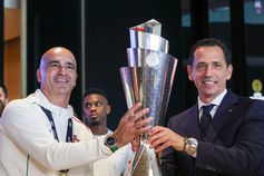 Roberto Martínez e Pedro Proença com o troféu da Liga das Nações, na Cidade do Futebol (Lusa)