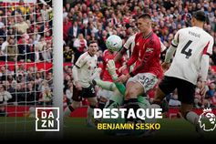 Houve mão na bola? VAR achou que não e Man. United agradeceu