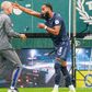 St. Juste e o médico Joost van der Hoek num jogo do Feyenoord - Foto: IMAGO