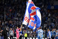 Diogo Costa com uma bandeira em memória de Jorge Costa (Foto: Rogério Ferreira/Kapta+)
