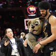 Jarrett Allen com a mascote dos Cavaliers