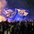 Adeptos do FC Porto fazem a festa ao pé do Estádio do Dragão (Foto: EPA/Ricardo Castelo)