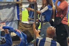 Namorada de Kiwior a tocar o bombo ao lado dos Super Dragões